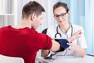Bluthochdruck - Messung am Patienten